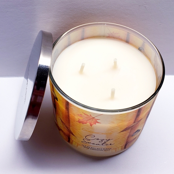 Goose Creek COZY SWEATER Large 3-Wick Candle, 14.5 oz - Picture 3 of 5